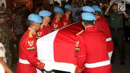 Anggota Paspampres mengangkat peti jenazah Presiden RI ke-3 BJ Habibie saat tiba di rumah duka Patra Kuningan Jakarta, Rabu (11/9/2019). Jenazah disambut keluarga, kerabat, dan pelayat yang sudah menunggu untuk disemayamkan di rumah duka sebelum dimakamkan di TMP Kalibata. (Liputan6.com/Angga Yuniar