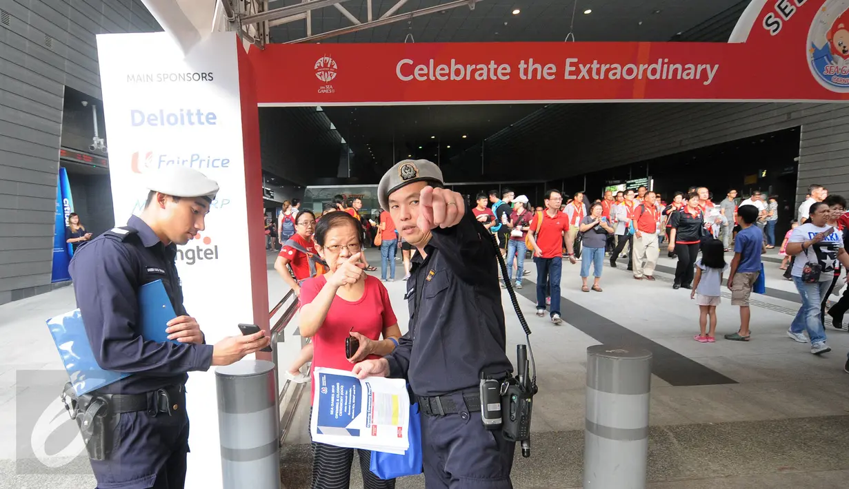 Ribuan warga, baik domestik maupun manca negara mendatangi lokasi pembukaan SEA Games 2015 di National Stadium Singapura, Jumat (5/6/2015). Anggota kepolisian diperbantukan untuk mengarahkan warga menuju National Stadium. (Liputan6.com/Helmi Fithriansyah)