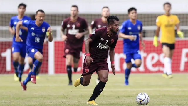 Gelandang PSM Makassar, Zulham Zamrun, menggiring bola saat melawan Lao Toyota FC pada laga Piala AFC. (Bola.com/M. Iqbal Ichsan)