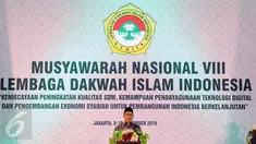 Menteri Agama Lukman Hakim Saifudin memberi sambutan pembuka Munas VIII Lembaga Dakwah Islam Indonesia di Jakarta, Selasa (8/11). Munas bertujuan membangun perpektif baru dalam kehidupan berbangsa dan bernegara. (Liputan6.com/Helmi Fithriansyah)