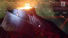 Peraih medali emas Olimpiade Barcelona, Susi Susanti menyalakan obor Asian Games 2018 saat pembukaan di Stadion Utama Gelora Bung Karno (SUGBK), Jakarta, Sabtu (18/8). (Liputan.com/Fery Pradolo)
