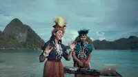 Kapal Api Indonesia menambahkan keterangan bahwa mahkota cendrawasih yang dikenakan seseorang dalam iklan merupakan imitasi (Dok.YouTube/Kapa Api)