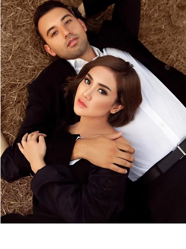 7 Gaya Mesra Cita Citata dengan Sang Kekasih, Foto Bak Prewedding