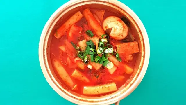 Ilustrasi tteokbokki, makanan Korea