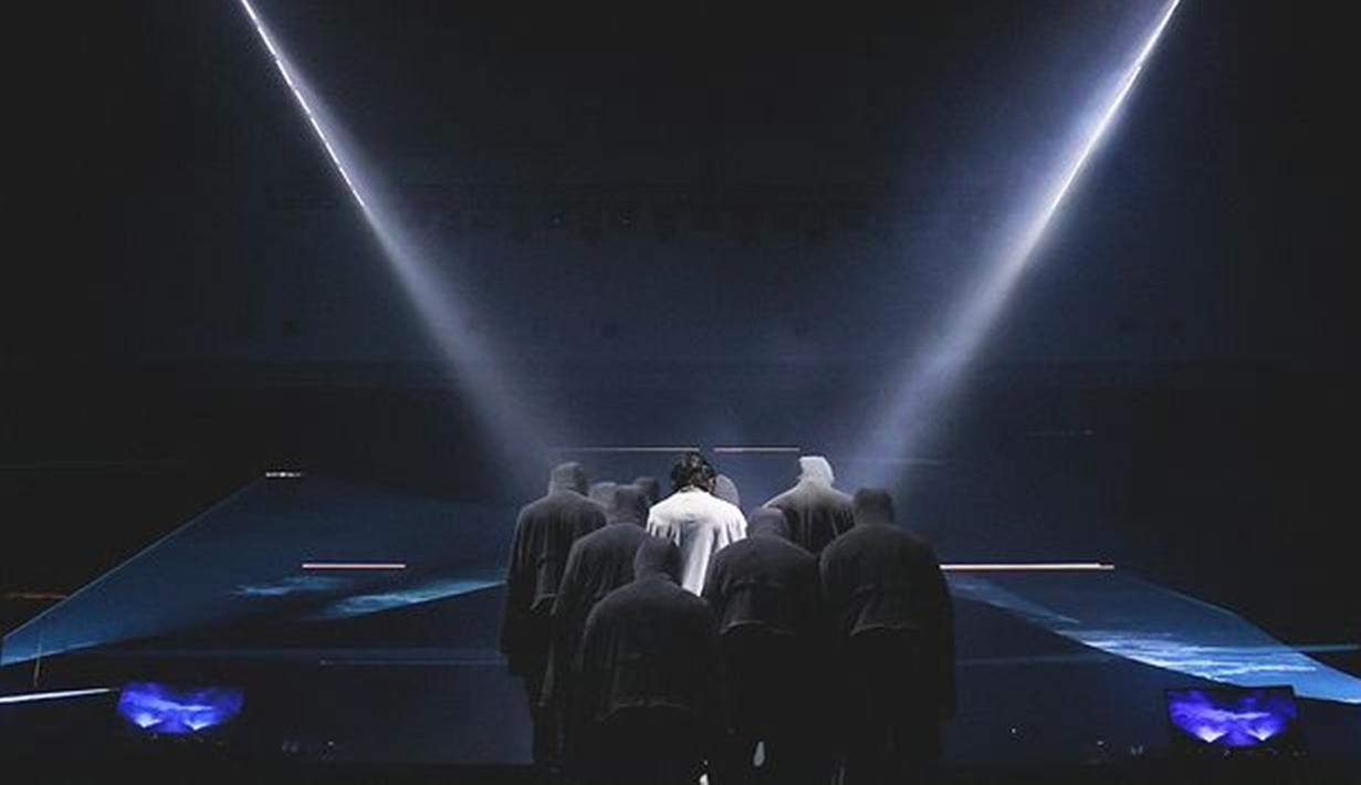 Momen saat Suga melakukan rehearsal bersama para dancer ini juga tak lepas dari sorotan. Pasalnya, pria kelahiran 9 Maret 1993 ini tetap tampil all out selama rehearsal berlangsung. (Liputan6.com/IG/@agustd)