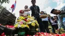 Laskar Trisakti 08 melakukan doa bersama dan tabur bunga di makam korban Tragedi 12 Mei 1998 di Tanah Kusir, Jakarta, Minggu (12/5/2024). (Liputan6.com/Angga Yuniar)