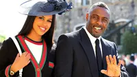 Idris Elba dan Sabrina Dhowre saat menghadiri upacara pernikahan Pangeran Harry dan Meghan Markle di St. George's Chapel, Windsor Castle, Windsor, dekat London, Inggris, Sabtu (19/5). (Gareth Fuller/pool photo via AP)