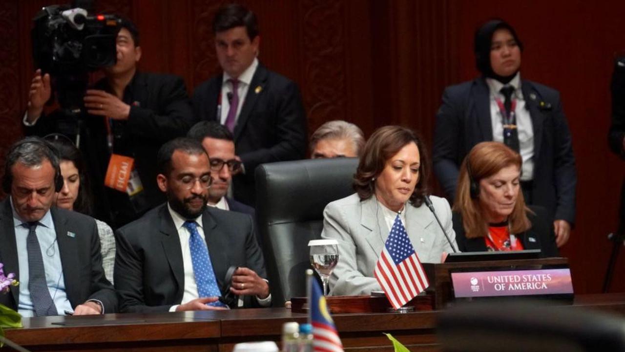 Presiden Joko Widodo didampingi oleh Menteri Koordinator Bidang Perekonomian Airlangga Hartarto bertemu Wakil Presiden (Wapres) Amerika Serikat (AS) Kamala Harris di sela-sela KTT ASEAN di Jakarta Convention Center. (Dok Kemenko Perekonomian)