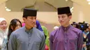 Keduanya tampil memesona dengan busana melayu pria. Mateen warna abu-abu, Wakeel mengenakan warna ungu. [@dytmabdulwakeel]