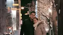 Perjalanan ke Jepang tak hanya sebagai wisata keluarga. Namun juga menjadi momen perayaan hari jadi pernikahan Darius Sinathrya dan Donna Agnesia ke-13. Momen tepat di 30 Desember menjadi momen bahagia yang mempersatukan keduanya menjadi suami istri. (Liputan6.com/IG/@darius_sinathrya)