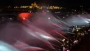 Suasana saat petugas pemadam kebakaran menyemprotkan air ke Sungai Vltava untuk menandai HUT ke-100 Ceko di Praha, Sabtu (2/6). (Michal Cizek/AFP)
