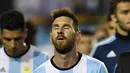 Ekspresi penyerang timnas Argentina, Lionel Messi usai bertanding melawan Peru dalam kualifikasi Piala Dunia 2018 di Buenos Aires, Argentina (5/10). Argentina gagal geser Peru dari peringkat lima klasemen. (AFP Photo/Eitan Abramovich)