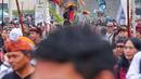 Umat Hindu mengarak ogoh-ogoh saat hari bebas berkendara di kawasan Bundaran HI, Jakarta, Minggu (12/3/2023). Pawai ogoh-ogoh tersebut diselenggarakan dalam rangka menyambut Perayaan Nyepi Tahun Baru Saka 1945/2023. (Liputan6.com/Angga Yuniar)