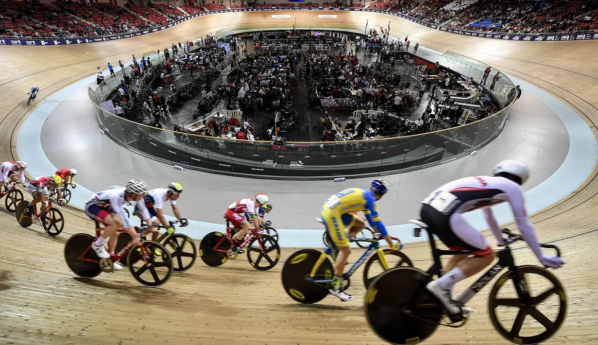 Foto Olahraga Terbaik - Para pesepeda mengikuti lomba European Track Cycling Championship di Saint Quentin en Yvelines, Prancis, Jumat (21/10/2016). (AFP/Philippe Lopez)