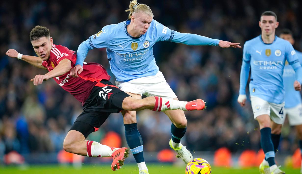 Derbi Manchester berlangsung ketat dan sengit sejak menit awal. City sempat unggul sebelum akhirnya MU mampu membalikkan keadaan dan menang dengan skor 2-1. (AP Photo/Dave Thompson)