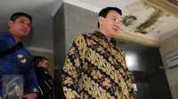 Gubernur DKI Jakarta, Basuki T Purnama (Ahok) usai diperiksa di Bareskrim, Jakarta, (21/6). Ahok menjalani pemeriksaan sebagai saksi dalam dugaan korupsi pengadaan uninterruptible power supply (UPS) pada APBD Perubahan 2014. (Liputan6.com/Helmi Afandi)