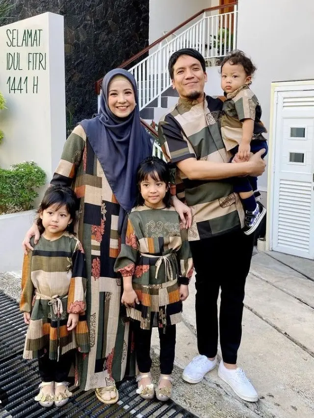 Momen lebaran Desta dan Natasha Rizky. (Foto: Instagram/desta80s)