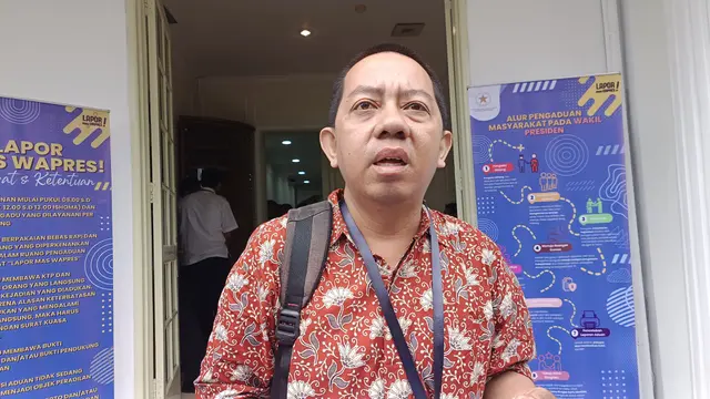 Pengemudi ojek online Fatoni Rahman usai menyampaikan aduan melalui layanan 'Lapor Mas Wapres' di Sekretariat Wakil Presiden, Kebon Sirih, Jakarta Pusat, pada Senin (11/11/2024).