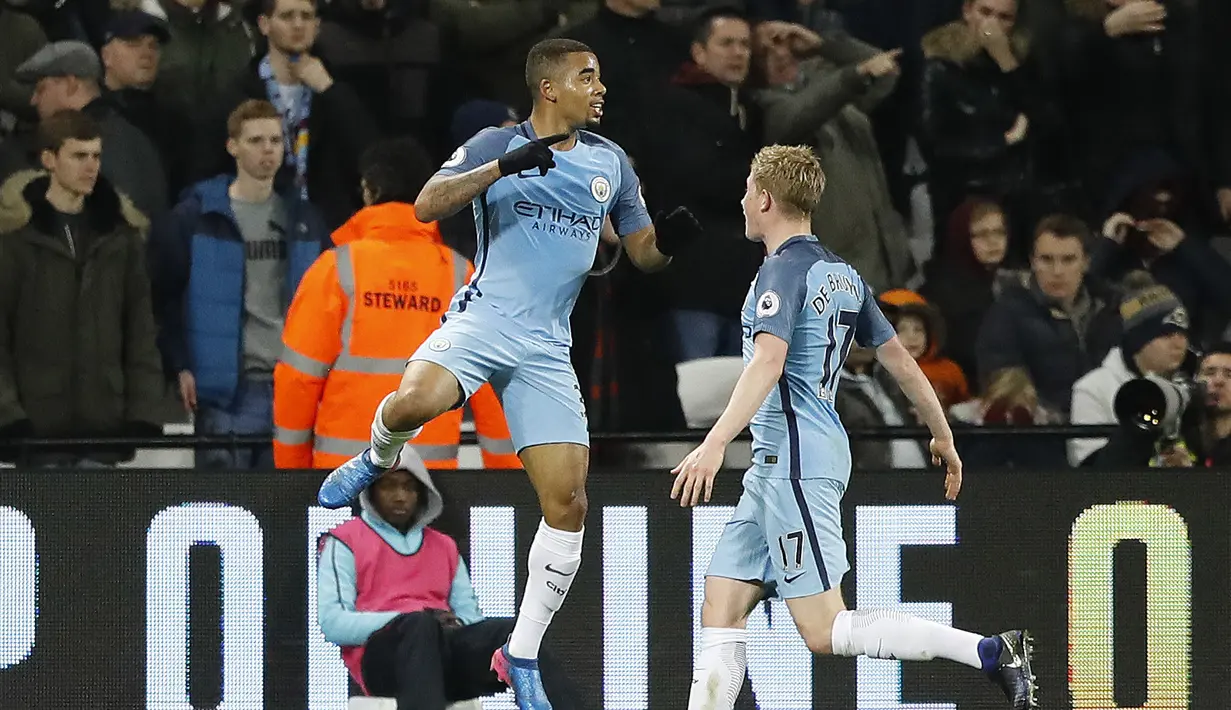 Pemain Manchester City, Gabriel Jesus (kiri) ikut menyumbangkan satu gol saat West Ham pada lanjutan Premier League di Olympic Stadium, London. (1/2/2017). (AP/Frank Augstein)