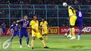 Duel udara terjadi saat laga Sriwijaya FC melawan Arema Cronus di Piala Presiden 2015, Malang, Sabtu (3/10/2015). Pertandingan berakhir imbang dengan skor 1-1. (Liputan6.com/Yoppy Renato)