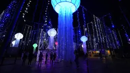 Lampu Natal menghiasi Kebun Raya Jose Celestino Mutis di Bogota, Kolombia, 16 Desember 2021. Dari populasi Kolombia yang berjumlah 49.650.000 jiwa, sekitar 71 persen di antaranya beragama Katolik. (AP Photo/Fernando Vergara)