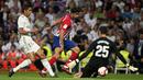 Striker Atletico Madrid, Diego Costa, berusaha membobol kiper Real Madrid, Thibaut Courtois, pada laga La liga di Stadion Santiago Bernabeu, Madrid, Sabtu (29/9/2018). Kedua klub bermain imbang 0-0. (AFP/Curto De La Torre)