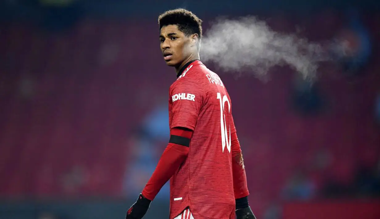 Penyerang Manchester United, Marcus Rashford, tampak kecewa usai ditaklukkan Manchester City pada laga Piala Liga Inggris di Stadion Old Trafford, Rabu (6/1/2021). City menang dengan skor 2-0. (Peter Powell/Pool via AP)