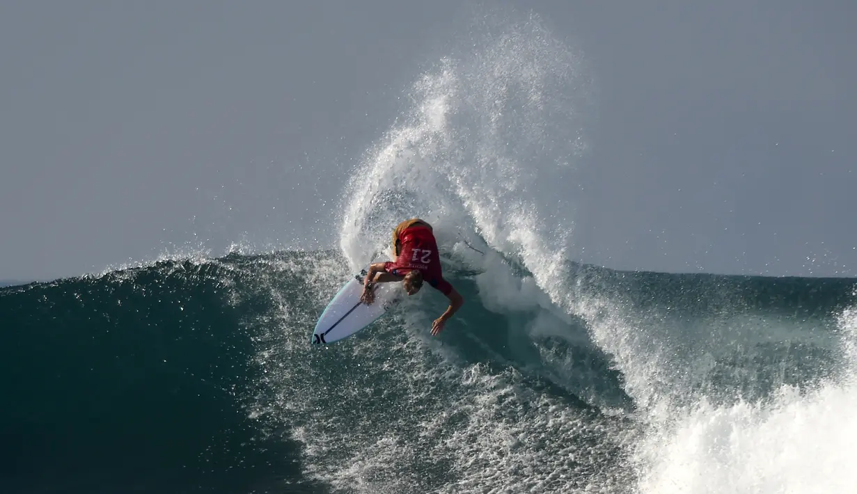 Adrian Buchan dari Australia berusaha menaklukkan ombak saat bertanding dalam turnamen Kejuaraan Selancar Dunia 2018 di Keramas, Gianyar, di pulau resor Bali (31/6). (AFP Photo/Sonny Tumbelaka)