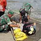 Ikan lepak-lepak yang mendadak mengambang di Pantai Hubat ditemukan masih segar. (Liputan6.com/Eka Hakim)