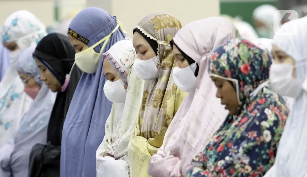Umat Muslim Sholat Tarawih di Masjid Agung Al-Azhar, Jakarta, Jumat (1/4/2022). Masjid Al-Azhar memulai Sholat Tarawih, Jumat malam (1/4), sesuai perhitungan wujudul hilal Majelis Tarjih dan Tajdid PP Muhammadiyah yang menetapkan awal Ramadhan 2 April 2022. (Liputan6.com/Helmi Fithriansyah)