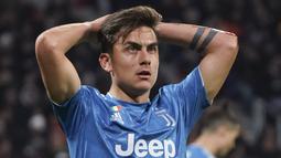 Penyerang Juventus, Paulo Dybala, tampak kecewa usai gagal membobol gawang Lyon pada laga Liga Champions di Stadion Parc Olympique Lyonnais, Kamis (27/2/2020). Lyon menang 1-0 atas Juventus. (AP/Laurent Cipriani)