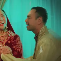 Nagita Slavina dan Raffi Ahmad didapuk menjadi model video klip lagu terbaru Ahmad Dhani dan Raisa. Keduanya pun tampil mengenakan pakaian khas pasangan India. [YouTube Dewa19]