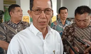 Kepala BP Batam juga Walikota Batam Amsakar Achmad telah menyurati  menteri KLH  untuk mengatasi penumpukan Kontainer bermutan sampah elektronik kiriman dari Amerika di Pelabuhan Batu Ampar, Batam, membuat ruang untuk muatan cargo resmi berkurang (Ajang Nurdin/Liputan6.com)