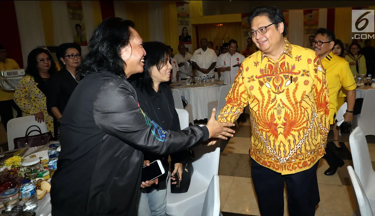 Ketua Umum Partai Golkar Airlangga Hartarto (kanan) menyalami sejumlah musisi dalam diskusi panel di Kantor DPP Partai Golkar, Jakarta, Kamis (22/2). Para musisi mengeluhkan praktik tata niaga industri yang belum berkeadilan. (Liputan6.com/JohanTallo)