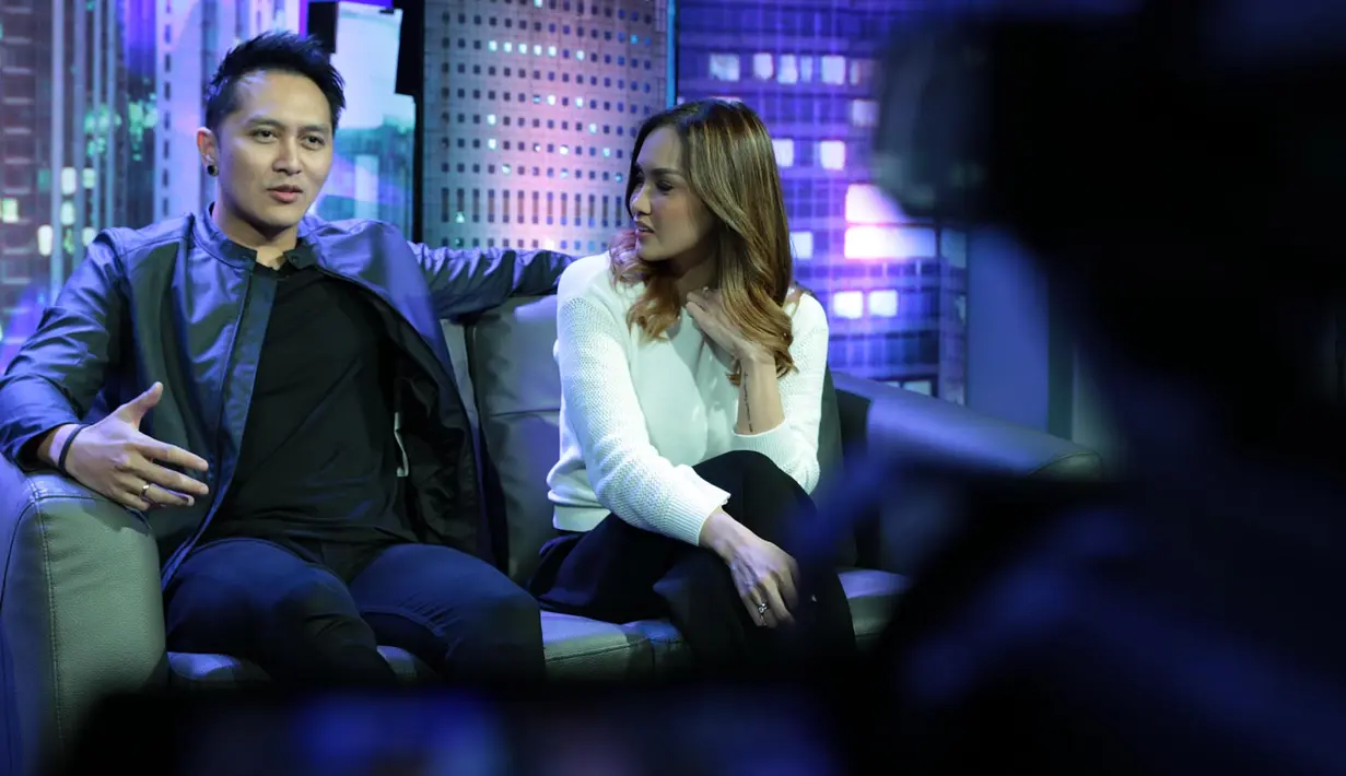 Sarah juga mengatakan, sepulangnya dari Amerika nanti mereka akan kembali menjalankan niatnya itu. Ia pun berharap agar bisa terlaksana, meskipun pada awalnya sempat bingung karena ditunda. (Deki Prayoga/Bintang.com)