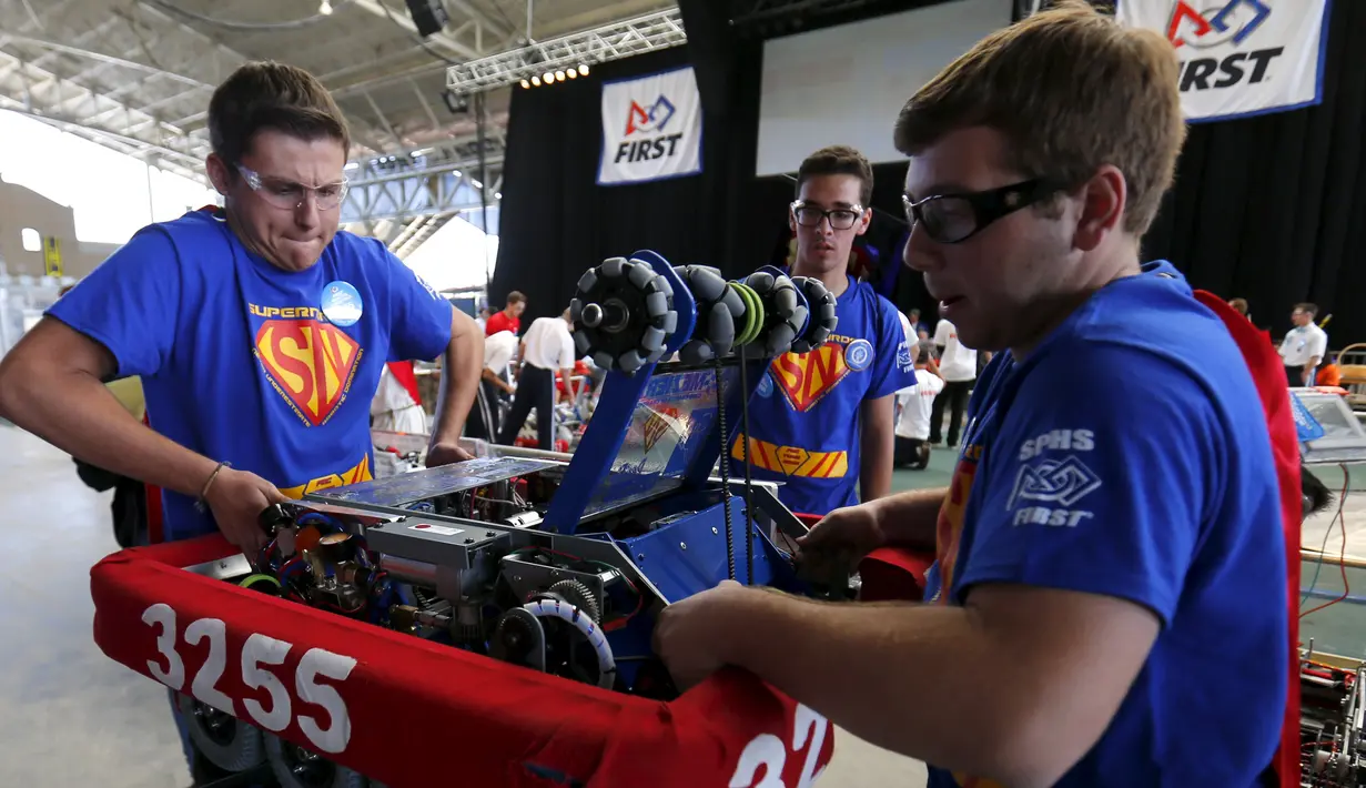 Tim The "Super NURD'S" dari SMA San Pasqual membawa robot ke arena dalam kompetisi robot San Diego Regional FIRST Robotics di Del Mar, California (4/3). Kompetisi tahunan San Diego ke-10 ini diikuti oleh puluhan tim dari SMA di AS. (REUTERS / Mike Blake)