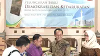Dosen Akademi Televisi Indonesia (ATVI) Agus Sudibyo meluncurkan buku karyanya berjudul "Demokrasi dan Kedaruratan: Memahami Filsafat Politik Giorgio Agamben" di Gedung Dewan Pers, Jakarta, Selasa (25/6/2019). (Liputan6.com/Ratu Annisa Suryasumirat)