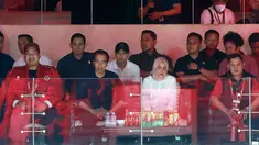 Presiden Joko Widodo dan ibu negara, Iriana menyempatkan diri menonton pertandingan semifinal tunggal putra Indonesia Open 2023 yang mempertemukan Anthony Sinisuka Ginting melawan wakil China, Li Shi Feng di Istora Senayan, Jakarta, Sabtu (17/6/2023) malam WIB. (Bola.com/M Iqbal Ichsan)