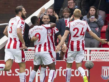 Para pemain Stoke City merayakan gol yang dicetak oleh Jese Rodriguez, ke gawang Arsenal pada laga Premier League di Stadion Bet365, Sabtu (19/8/2017). Stoke City menang 1-0 atas Arsenal. (AFP/Roland Harrison)
