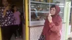 Video rekaman seorang pengamen emak-emak menyanyikan lagu Shania Twain viral di media sosial.