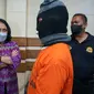 Menteri PPPA, I Gusti Ayu Bintang Darmawati mendatangi Polres Metro Depok menemui tersangka rudapaksa terhadap anak kandung. Liputan6.com/Dicky Agung Prihanto)