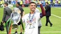 Cristiano Ronaldo. Adalah pemegang rekor penampilan terbanyak dengan 21 penampilan dan mencetak 9 gol. Debutnya di Piala Eropa dimulai pada edisi 2004 saat Portugal menjadi tuan rumah. Portugal berhasil dibawanya menjadi kampiun pada edisi terakhir tahun 2016. (AFP/Martin Bureau)