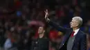 Pelatih Arsenal, Arsene Wenger memberikan arahan kepada timnya saat melawan Atletico Madrid pada semifinal Liga Europa di Wanda Metropolitano stadium, Madrid, (3/5/2018). Atletico menang 1-0. (AP/Francisco Seco)