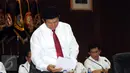 Kabareskrim Mabes Polri, Komjen Pol Ari Dono (kiri) bersiap menunjukkan surat rilis kasus dugaan penistaan agama yang melibatkan Basuki Tjahaja Purnama (Ahok) di Jakarta, Rabu (16/11). Ahok ditetapkan sebagai tersangka. (Liputan6.com/Helmi Fithriansyah)