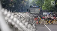 Mobil barakuda diterjunkan menjelang sidang perdana MK Pemilu 2019 di halaman depan Gedung Mahkamah Konstitusi, Jakarta, Jumat, (14/6/2019). Sekitar 30 ribu pesonil gabungan diterjunkan untuk mengawal jalannya sidang dengan menerapkan skema pengamanan empat lapis. (Liputan6.com/Johan Tallo)