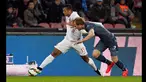 Gelandang Inter Milan, Fredy Guarin berusaha melewati bek Napoli Ivan Strinić pada laga serie A di stadion San Paolo, Italy (8/3/2015).  Napoli bermain imbang 2-2 dengan Inter Milan. (Reuters/Ciro De Luca)