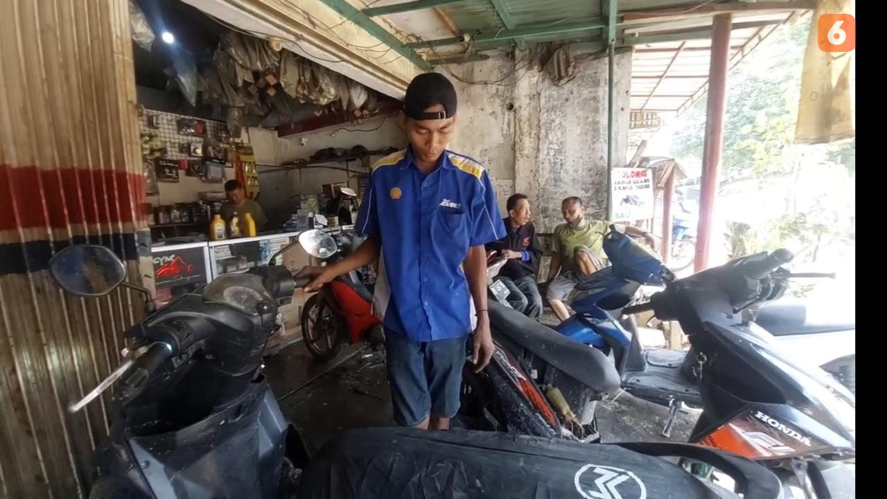 Puluhan kendaraan milik warga yang rusak akibat terendam banjir mengtre untuk diperbaiki. Foto : (Liputan6.com/Ardi).