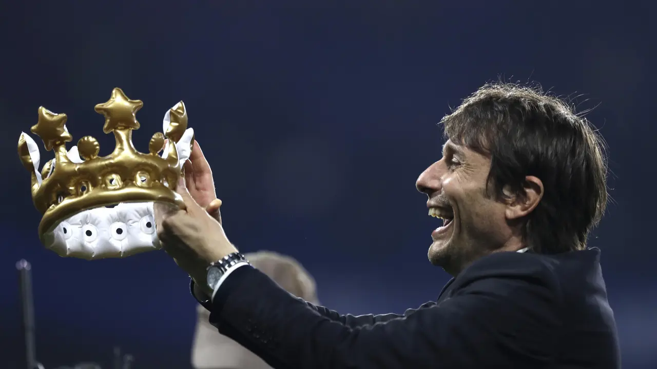 Pelatih Chelsea, Antonio Conte, merayakan kemenangan menjuarai Liga Inggris musim ini. Atas capaian tersebut, dia akan menerima kenaikan gaji. 