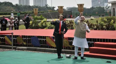 Presiden Joko Widodo (Jokowi) dan PM India, Narendra Modi bermain layang-layang di halaman Monas, Jakarta, Rabu (30/5). Kegiatan ini dilakukan setelah Jokowi dan Narendra melakukan pertemuan bilateral di Istana Merdeka. (Merdeka.com/Iqbal S. Nugroho)