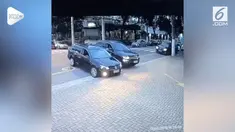 Entah apa penyebabnya sehingga salah satu mobil tak mau memberi jalan kepada pengendara lainnya. Ulahnya ini membuat mobil pun terguling.